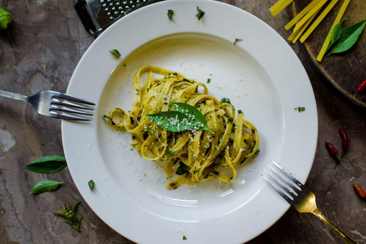 Assiette de pâtes pesto avec basilic.