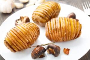 Pommes de terre coupées en accordéon avec champignons.