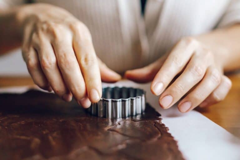 Découpe de pâte à biscuits avec un emporte-pièce.
