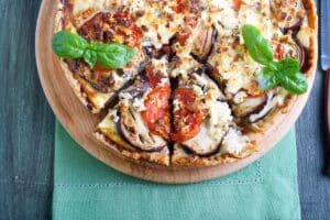 Tarte salée avec aubergines et tomates.