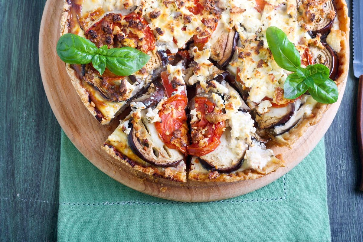 Tarte salée avec aubergines et tomates.