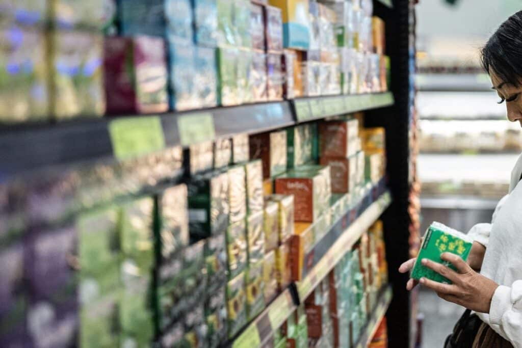 Personne choisissant du thé en magasin.