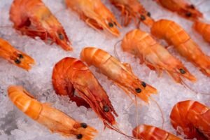 Crevettes fraîches sur glace