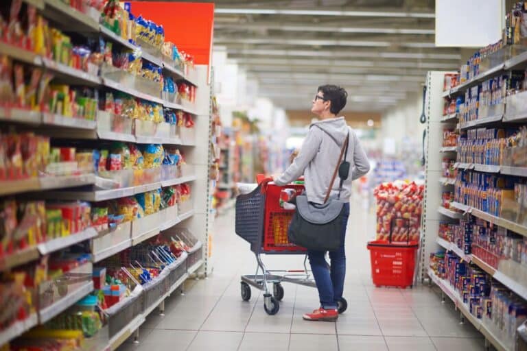 Personne fait courses au supermarché.