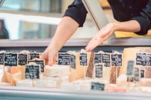 Fromages variés à vendre sous vitrine réfrigérée.