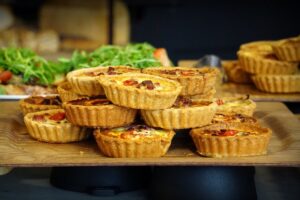 Tartes salées empilées sur un plateau en bois.