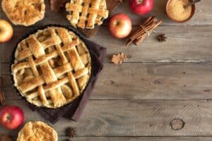 Tarte aux pommes maison sur table en bois.