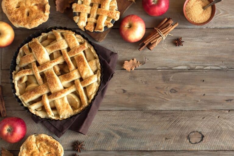 Tarte aux pommes maison sur table en bois.