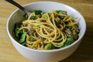 Bol de spaghetti aux légumes verts.