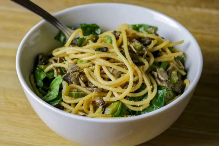 Bol de spaghetti aux légumes verts.