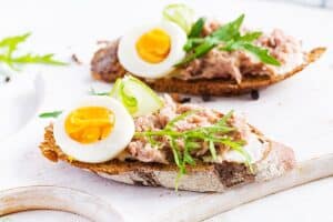 Tartines au thon, œuf et roquette