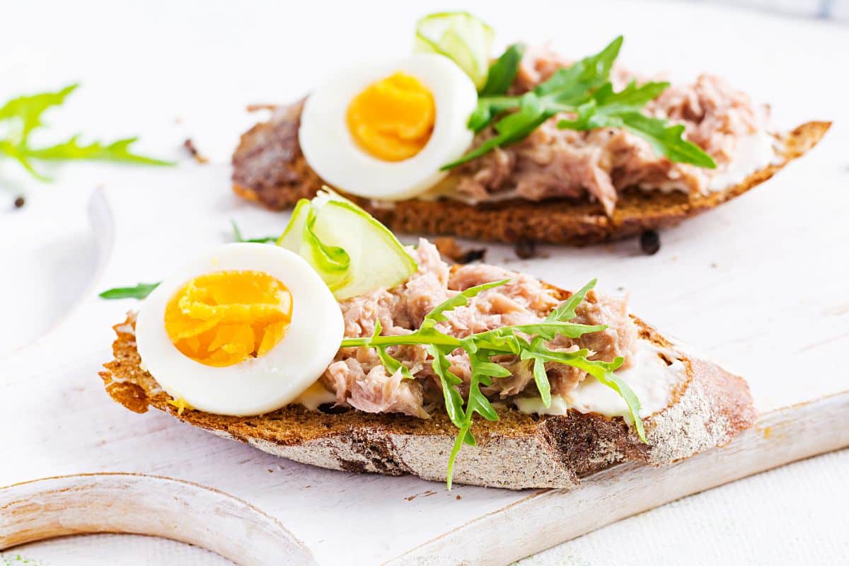 Tartines au thon, œuf et roquette