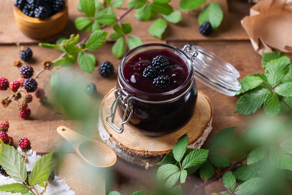 Confiture de mûres dans un pot ouvert.