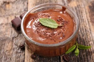 Mousse au chocolat décorée de menthe