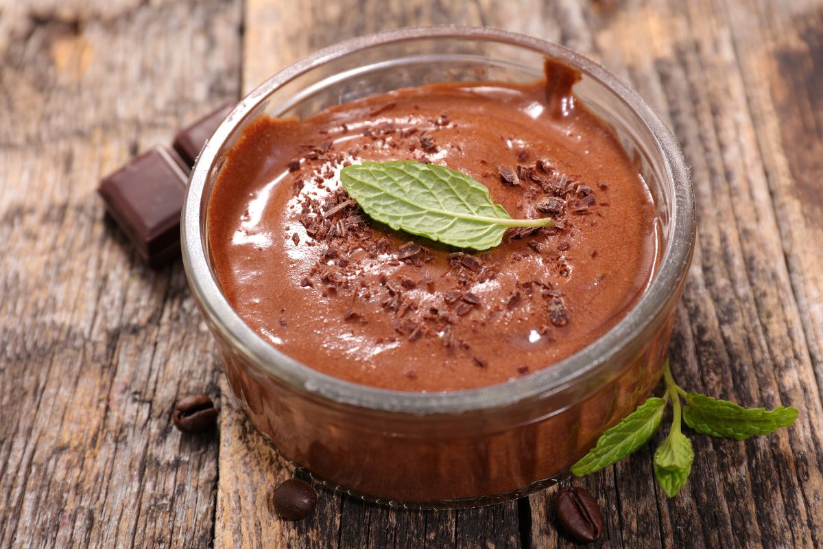Mousse au chocolat décorée de menthe