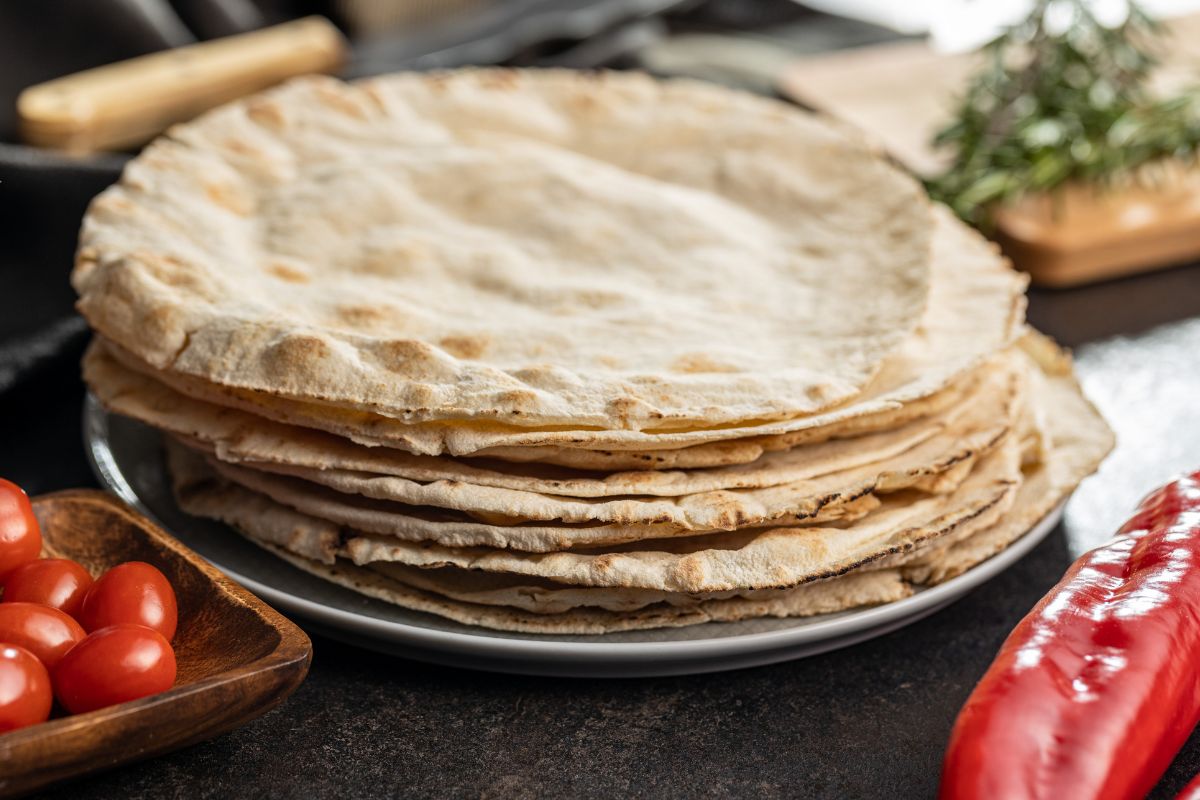 Galette empilée sur assiette avec légumes rouges.