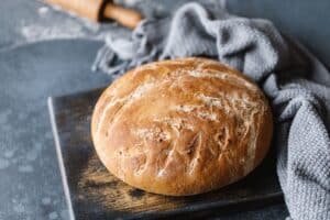 Pain maison sur planche en bois.