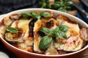 Gratin d'aubergines au fromage et basilic.