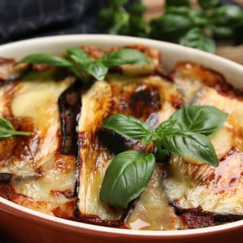 Gratin d'aubergines au fromage et basilic.