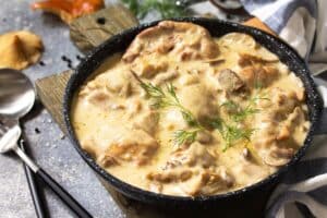 Plat crémeux de poulet aux champignons.