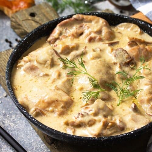 Plat crémeux de poulet aux champignons.