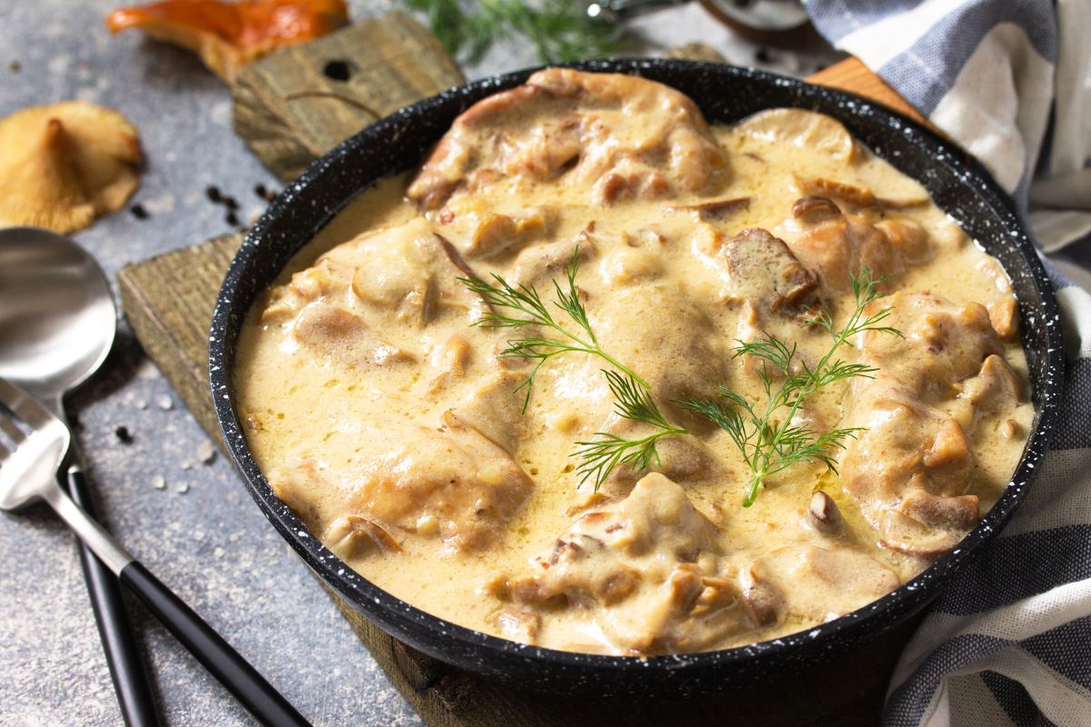 Plat crémeux de poulet aux champignons.