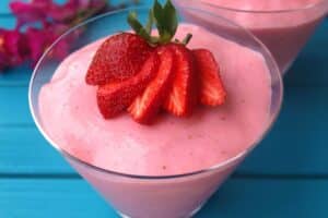 Mousse rose aux fraises fraîches, dessert délicieux.
