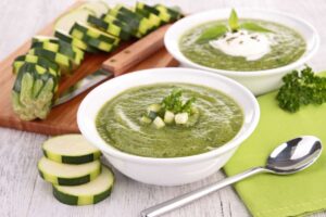 Soupe de courgettes avec crème et herbes fraîches.