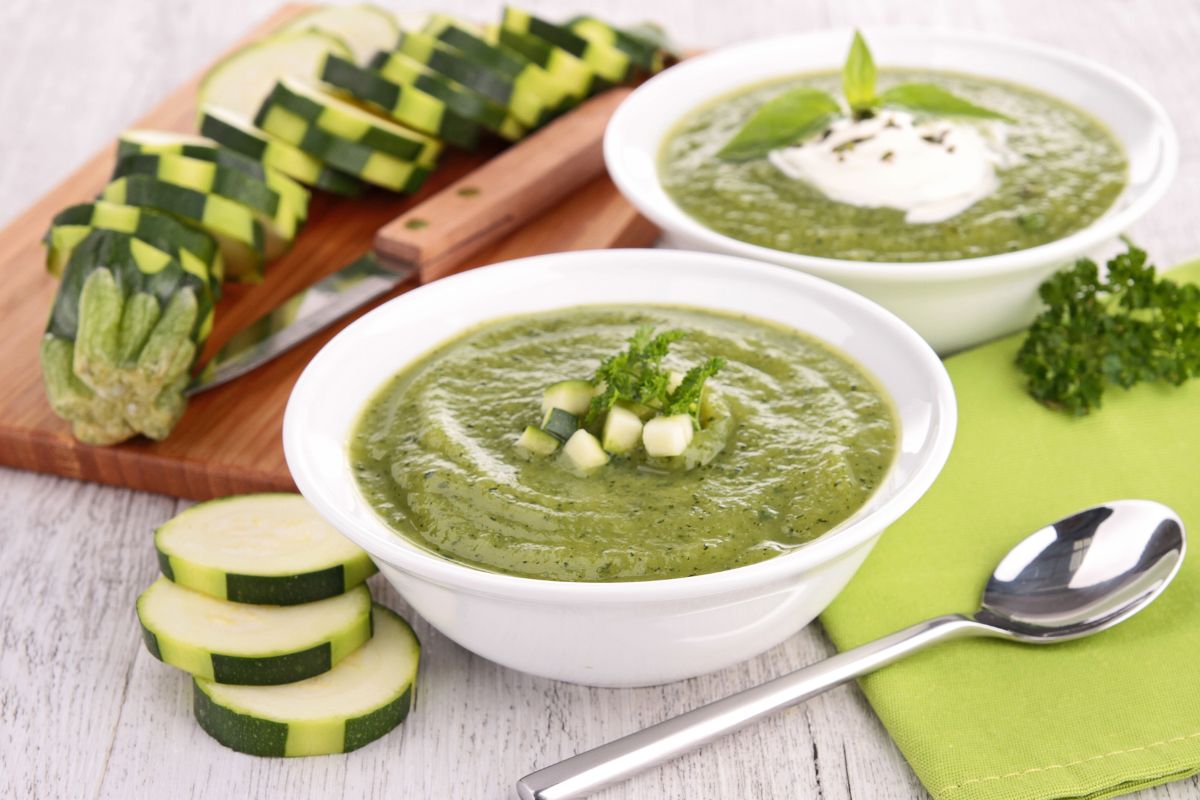 Soupe de courgettes avec crème et herbes fraîches.