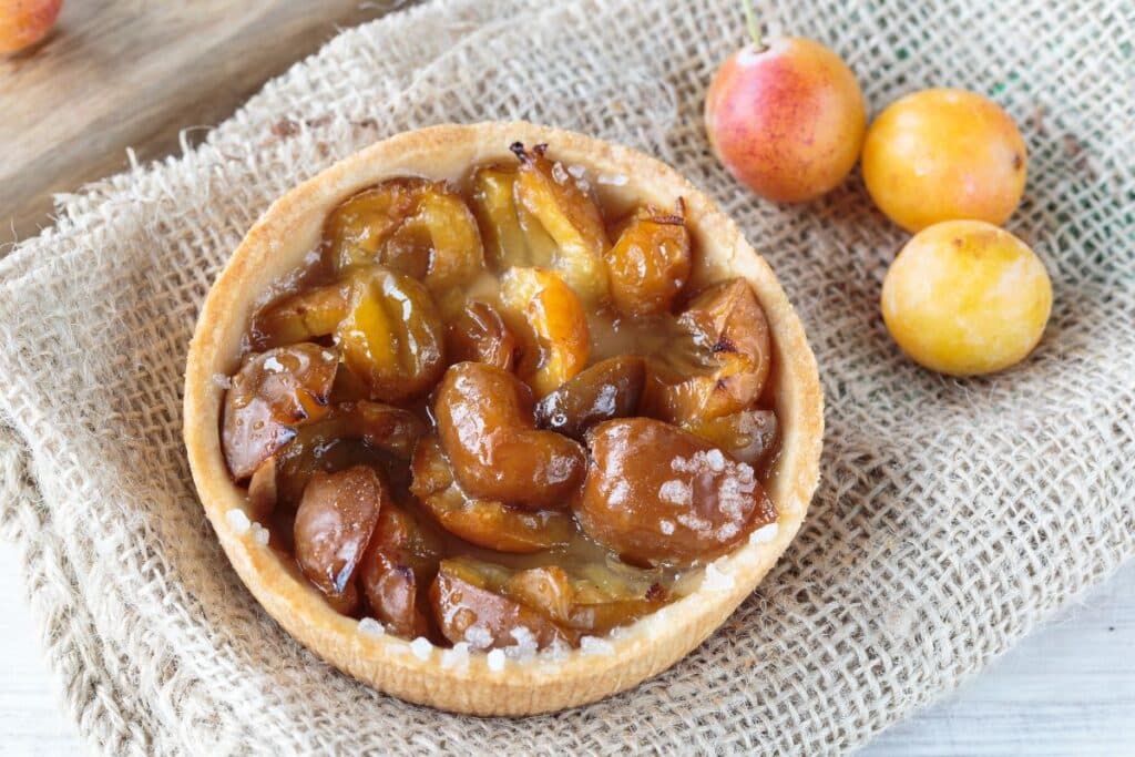 Tarte aux mirabelles sur toile de jute.