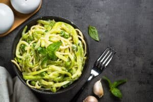 Plat de pâtes aux légumes verts frais