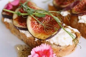Tartine aux figues et fromage, décorée de fleurs.