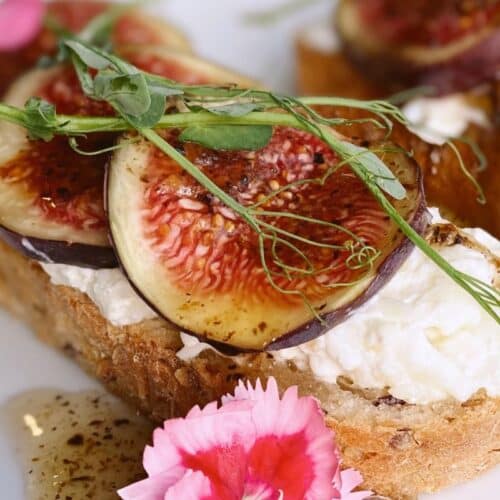 Tartine aux figues et fromage, décorée de fleurs.