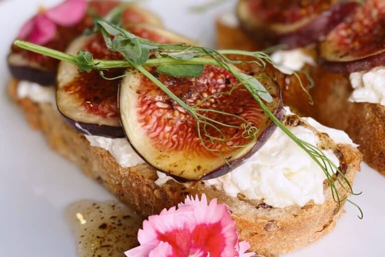 Tartine aux figues et fromage, décorée de fleurs.