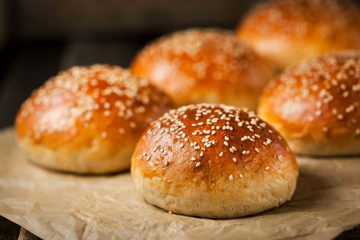 Pains ronds au sésame doré sur le dessus.