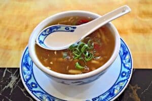 Bol de soupe chinoise avec cuillère