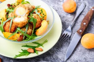 Salade avec œufs panés et abricots frais