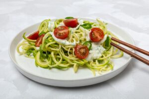 Zoodles aux tomates cerises et sauce blanche.