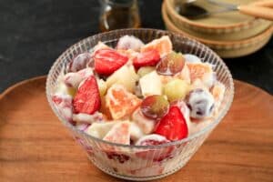 Salade de fruits colorée et crémeuse dans un bol.