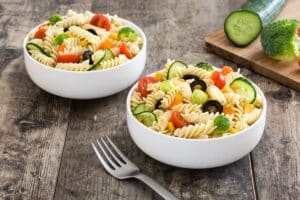 Salade de pâtes aux légumes frais.