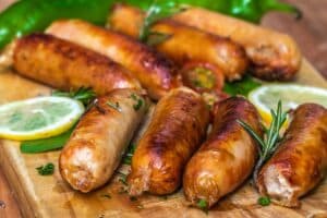Saucisses grillées avec herbes et citron