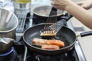 Cette astuce de grand-mère évite que le saumon n’accroche à la poêle, et améliore même la saveur