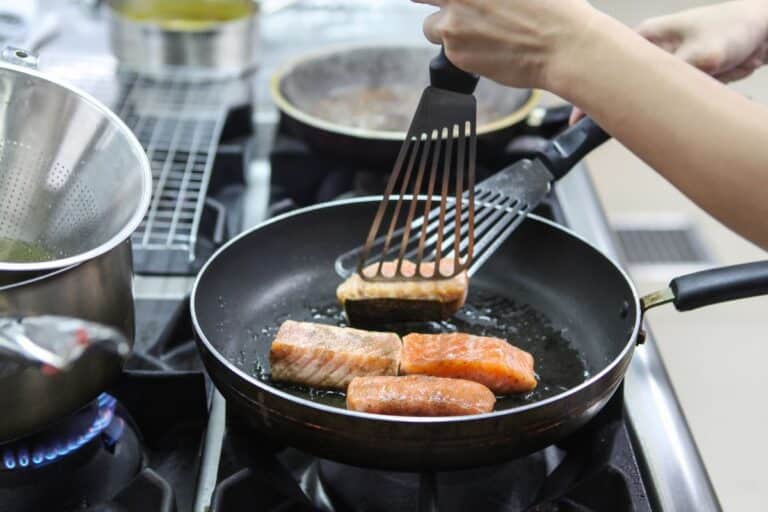 Cette astuce de grand-mère évite que le saumon n’accroche à la poêle, et améliore même la saveur