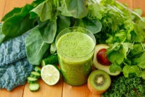 Smoothie vert avec légumes et fruits frais