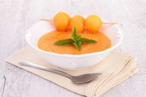 Soupe froide de melon avec brochette.