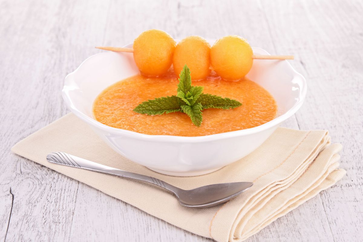 Soupe froide de melon avec brochette.