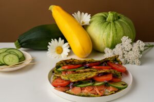 Tacos végétariens avec légumes et fleurs en arrière-plan