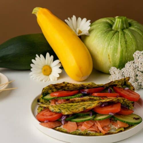Tacos végétariens avec légumes et fleurs en arrière-plan