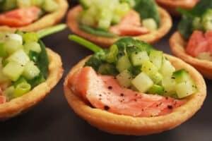 Tartelettes saumon, concombre et épinards