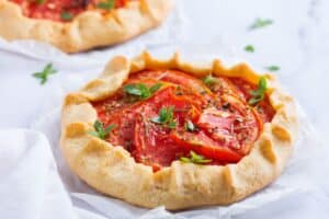 Tarte tomate rustique avec herbes fraîches